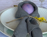 Kog og farv æg til påskebordet, så har du både bordpynt og hårdkogte æg til silden