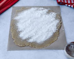 Bland sukker, mandelmel og majsstivelse sammen i en lille skål. Drys blandingen ud over tærtebunden.
